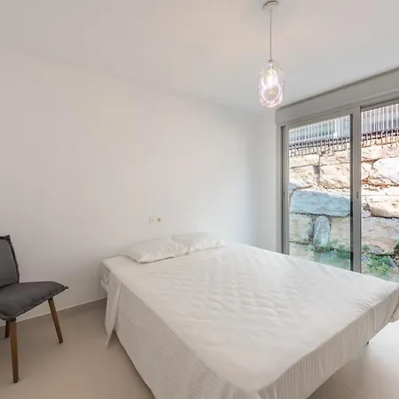 3 Bedroom Sea View Stupa Hills Apartment *
